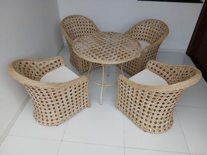 Imagem de Conjunto Jogo Minas 4 Poltronas 1 Mesa Redonda 90cm em Fibra Sintética com Tratamento Uv Cor Natural Jardim Varanda Área Externa