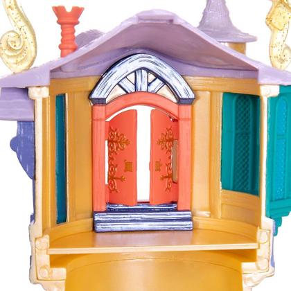 Imagem de Conjunto oficial de microbrinquedos Rapunzel Tower da DISNEY STORE, o conjunto de microbrinquedos inclui microbonecos Rapunzel, Flynn e Pascal, brinquedo de viagem, conjunto de brinquedos portáteis com alça, brinquedos de viagem com revelações surpreendentes