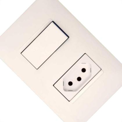 Imagem de Conjunto Pial Plus+ 4X2 Branco Com Placa(1Simples+Tomada 20A) 615073Bc