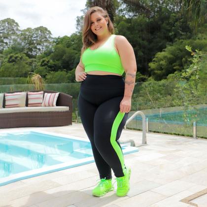 Imagem de Conjunto Plus Size Preto e Verde Neon com Cropped e Calça Legging