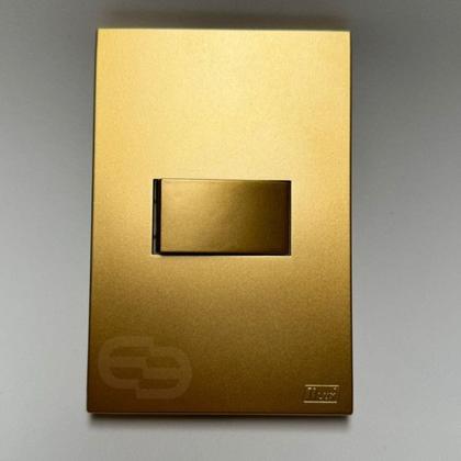 Imagem de Conjunto Tomada 10a 20a 4x2 Dourada Fosco Interruptor Simples Paralelo Ouro Nobre Satin Blux