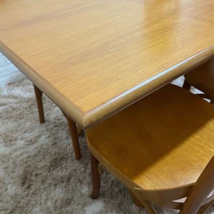 Conjunto X Mesa 120x80 Com 4 Cadeiras X Madeira Maciça Mel - Floresta Carpintaria Imagem de Conjunto X Mesa 120x80 Com 4 Cadeiras X Madeira Maciça Mel