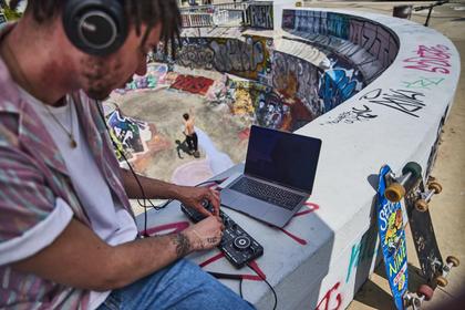 Imagem de Controlador compacto Hercules DJ Control Starlight com Serato DJ Lite