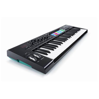Controlador Midi Novation Launchkey 49 MK2 com 49 Teclas