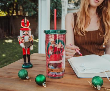 Imagem de Copo de carnaval de plástico Coca-Cola Santa Claus Holiday Greetings” com tampa resistente a derramamentos e canudo reutilizável  Comporta 20 onças