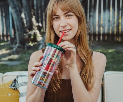 Imagem de Copo de carnaval de plástico Coca-Cola Santa Claus Holiday Greetings” com tampa resistente a derramamentos e canudo reutilizável  Comporta 20 onças