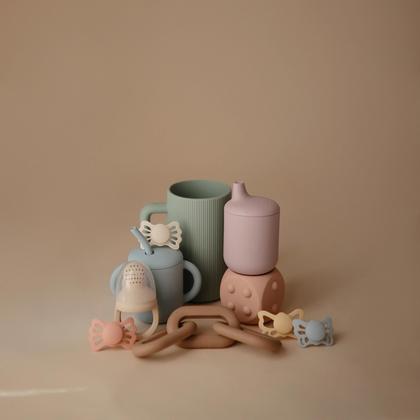 Imagem de Copo de enxágue de banho para bebês mushie 100% silicone de qualidade alimentar Cambridge