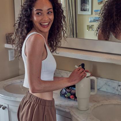 Imagem de Copo de viagem Hydro Flask de 1,2 L com alça, tampa e palha marfim