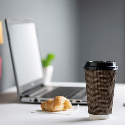 Imagem de Copos de café quentes isolados de papel ondulado de 450 ml, 50 conjuntos com tampas