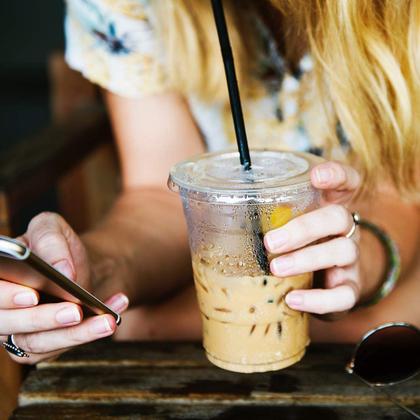 Imagem de Copos de plástico descartáveis Eupako 350ml com tampas, conjunto de 100