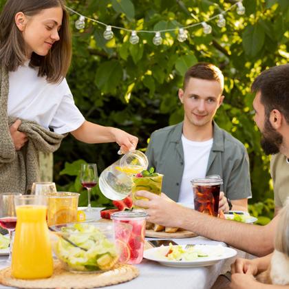 Imagem de Copos de plástico descartáveis KesaPlan 16 onças transparentes com tampas Sip, pacote com 50