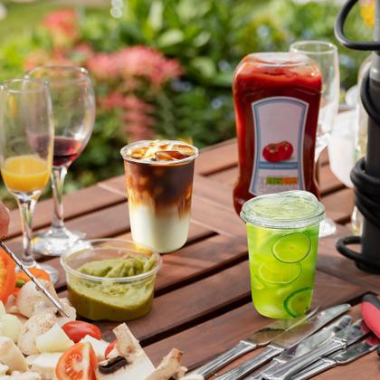 Imagem de Copos de plástico descartáveis KesaPlan 16 onças transparentes com tampas Sip, pacote com 50