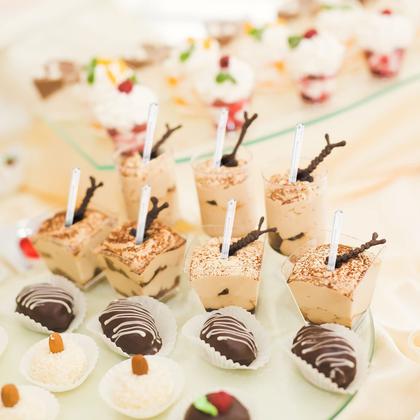 Imagem de Copos de sobremesa Mimorou, pacote com 200 ml, 150 ml com tampas e colheres de plástico