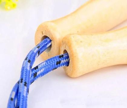 Imagem de Corda de pular para exercícios com cabo de madeira 2,24m