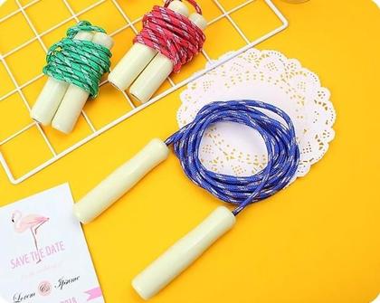 Imagem de Corda de pular para exercícios com cabo de madeira 2,24m