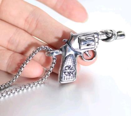 Imagem de Corrente com Pingente em aço inox Colt Magnum 357 com o cano amarrado como símbolo da paz
