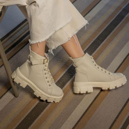 Imagem de Coturno Bota Feminino Tratorado Cano Alto Com Fivela Confort