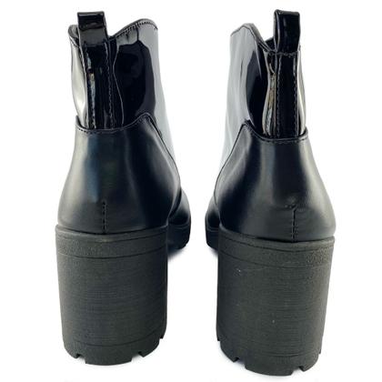 Imagem de Coturno com Salto Verniz Preto e Ziper Frontal Falto Tratorado 7 cm - ULLY