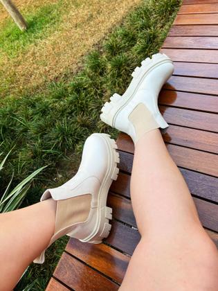 Imagem de Coturno Nude Ajuste Tornozelo Elástico Cano Médio Oversize Bota Moda Blogueira Tendência 2023