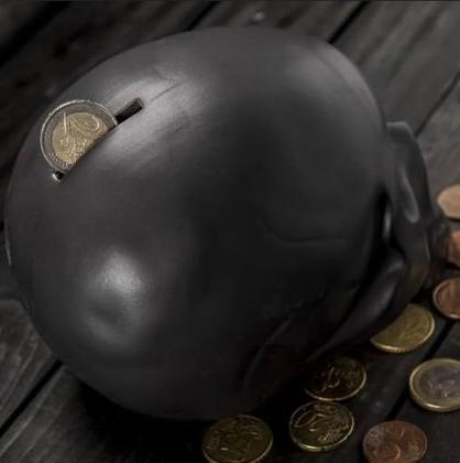 Imagem de Crânio de Halloween de mesa de cerâmica Piggy Bank Kikkerland
