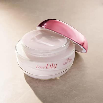 Imagem de Creme Acetinado Desodorante Hidratante Corporal Love Lily 250G