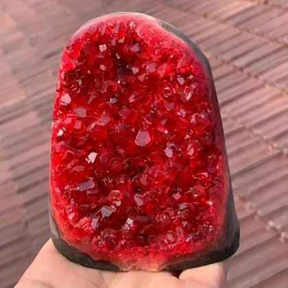 Imagem de Cristal De Vinho Tinto Profundo Em Aglomerado Natural Clare Mantle, Decoração Elegante Boêmia Para