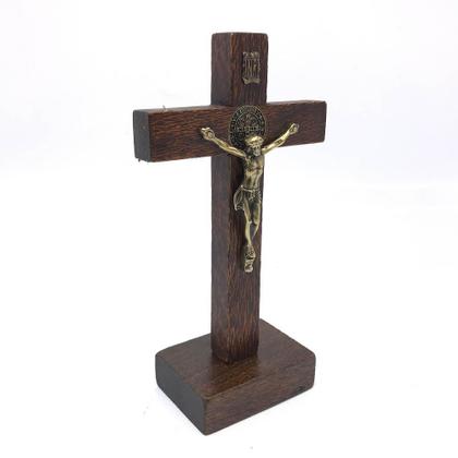 Imagem de Crucifixo de Mesa Medalha São Bento em Madeira Rústica 12 cm