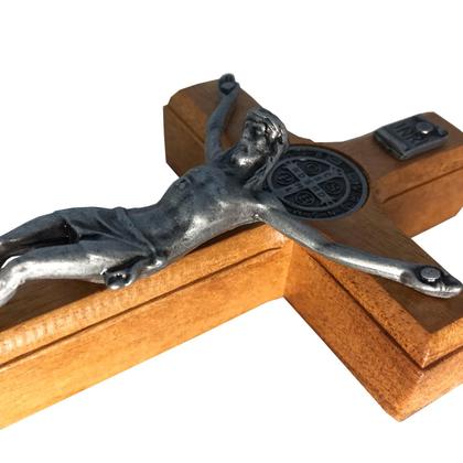 Imagem de Crucifixo Para Parede Em Madeira Com Medalha De São Bento Em Metal Nas Cores Ouro e Onix de 12cm