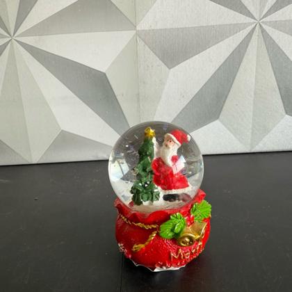 Imagem de Cúpula de vidro natalina com papai noel com neve presente enfeite natalino de decoração