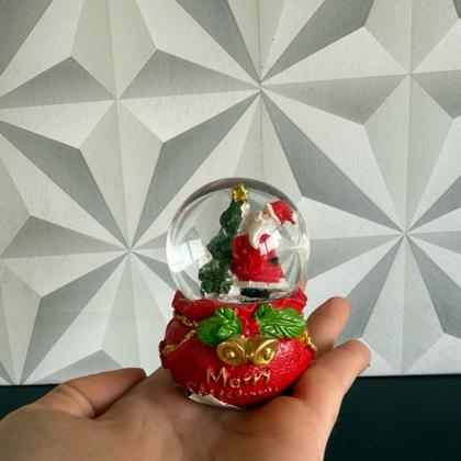 Imagem de Cúpula de vidro natalina com papai noel com neve presente enfeite natalino de decoração
