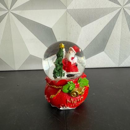 Imagem de Cúpula de vidro natalina com papai noel com neve presente enfeite natalino de decoração
