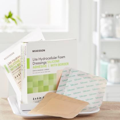Imagem de Curativo para feridas McKesson Lite Foam Silicone Adesivo 15x15cm