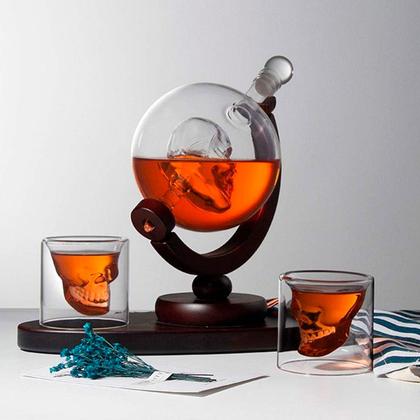 Imagem de Decanter Whisky Caveira Com Base e Dois Copos Skull