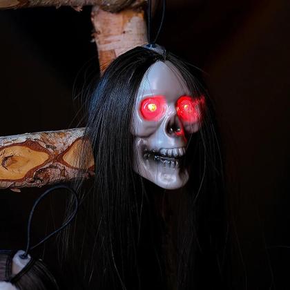 Imagem de Decoração de Halloween: Crânio Fantasma com Olhos Brilhantes e Cabelo Longo