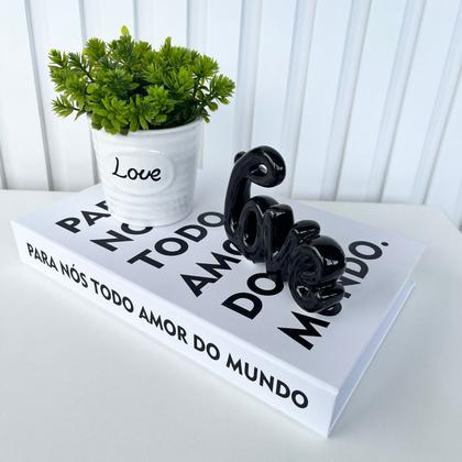 Imagem de Decoração sala livro + enfeite palavra love + vaso branco