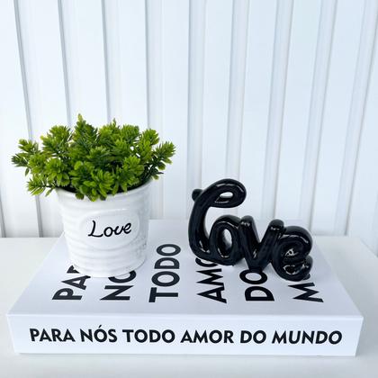 Imagem de Decoração sala livro + enfeite palavra love + vaso branco