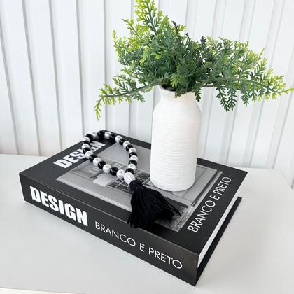 Imagem de Decoração sala quarto livro design + vaso branco + colar