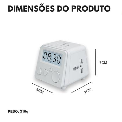 Imagem de Despertador Digital Com Tomadas Carregador Com Luz LED Ajustável Portátil 2 USB-A 1 USB-C e 2 Tomadas