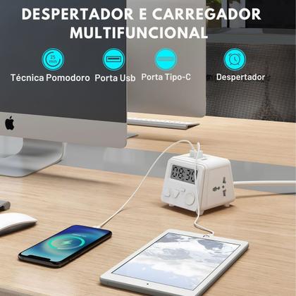 Imagem de Despertador Digital Com Tomadas Carregador Com Luz LED Ajustável Portátil 2 USB-A 1 USB-C e 2 Tomadas