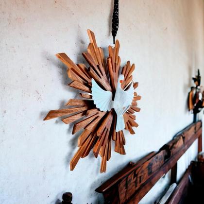 Imagem de Divino Espírito Santo com Resplendor Grande Pintura Artesanal e Fé Decorativa