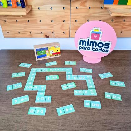Imagem de Dominó Educativo 4 Operações Matemáticas Jogo Pedagógico Adição Subtração Multiplicação Divisão Madeira Carlu 7 anos