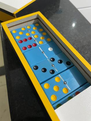 Imagem de Dominó Premium Artesanal PVC com Pino Não quebra Pintado com tinta automotiva + Caixa Personalizada