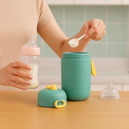 Imagem de Dosador De Leite Em Pó Para Mamadeira Com Colher, Nivelador E Tampa Vedada  Portátil E Livre De Bpa Verde
