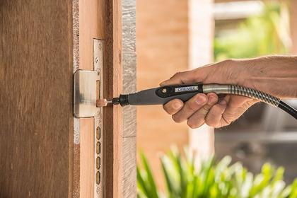 Imagem de Dremel Bosch Micro Retífica 3000-1/82 Velocidade Variável com Eixo Flexivel e 82 Acessórios 127V