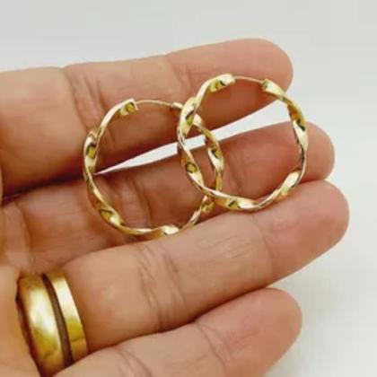 Imagem de Dupla de argola torcida banhada a ouro 18k antialérgica 