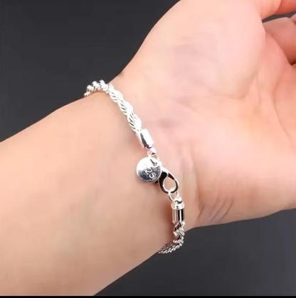 Imagem de "Elegância e Sofisticação: Pulseira Feminina em Prata 925  O Brilho que Você Merece!"