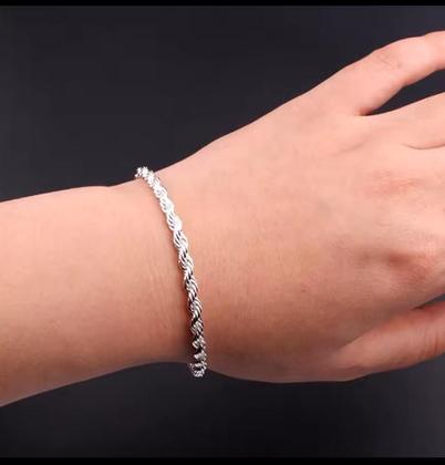 Imagem de "Elegância e Sofisticação: Pulseira Feminina em Prata 925  O Brilho que Você Merece!"
