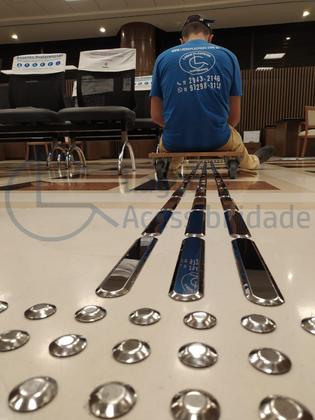 Imagem de Elemento tátil alerta e direcional inox sem dupla face