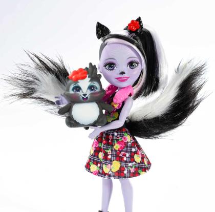 Imagem de Enchantimals Sage Skunk Doll & Caper Figure, boneca pequena de 6 polegadas, com longos cabelos pretos e brancos em rabo de cavalo, orelhas de animal e cauda peluda, saia removível, encolher de ombros e sapatos, Presente para crianças de 3 a 8 anos