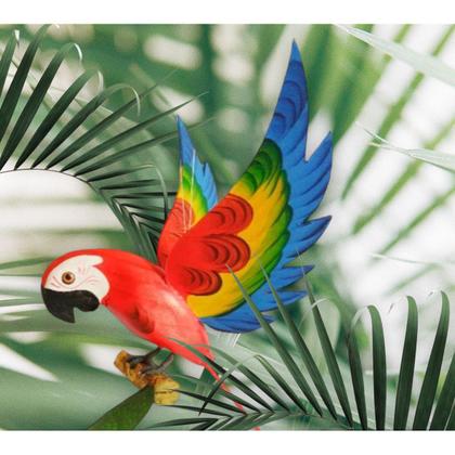 Imagem de Enfeite Arara com Asa Aberta no Tronco Pendurar Artesanato